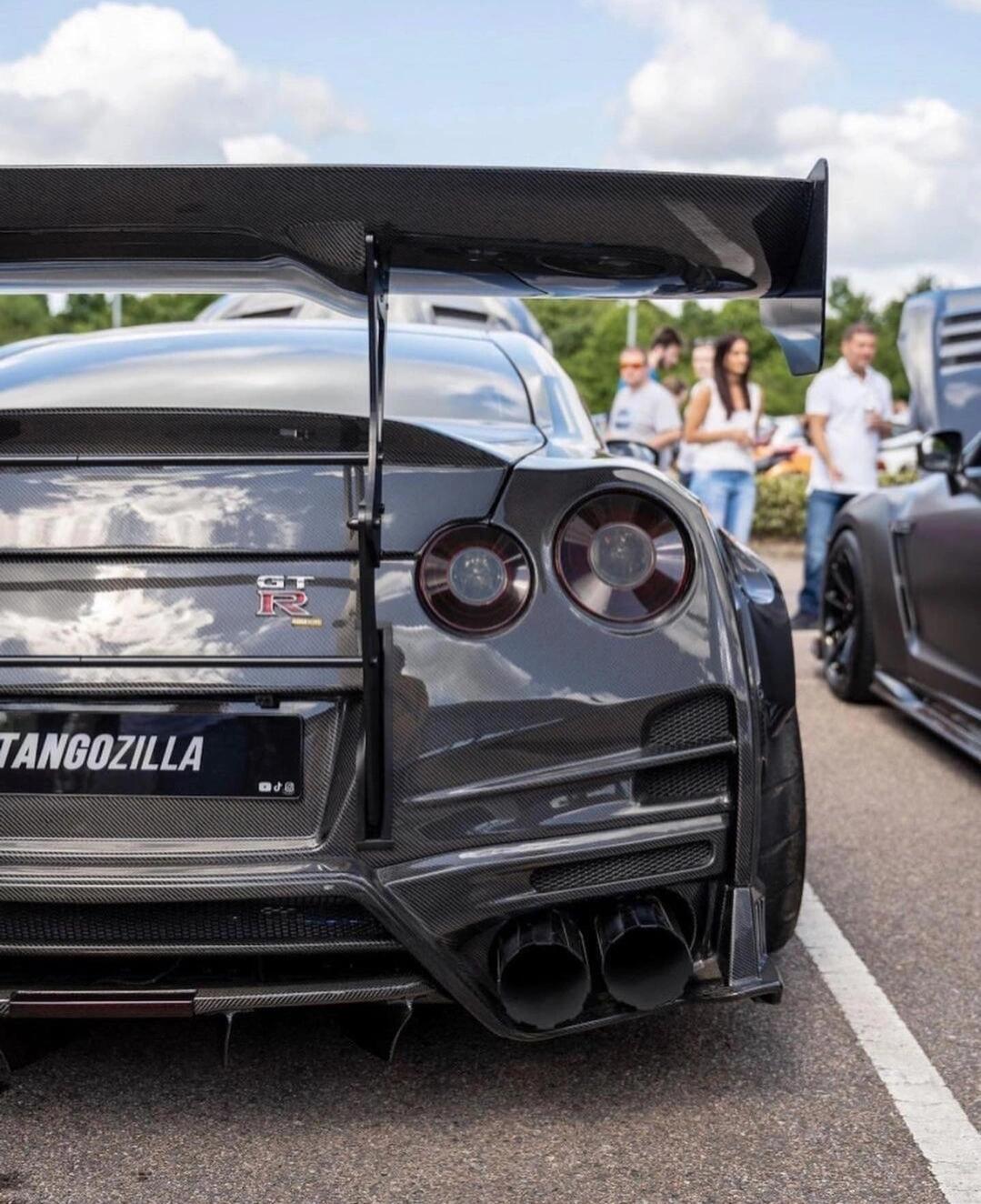 老外改装 日产战神 nissan gtr gt-r r35 大包围 转贴