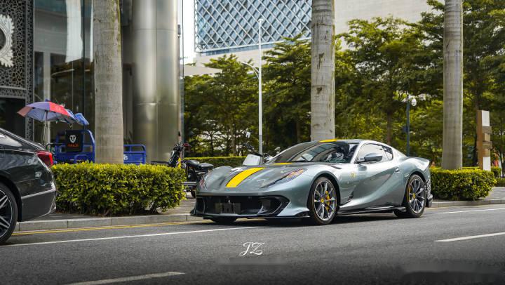 法拉利812 competizione 深圳街头的一台812c