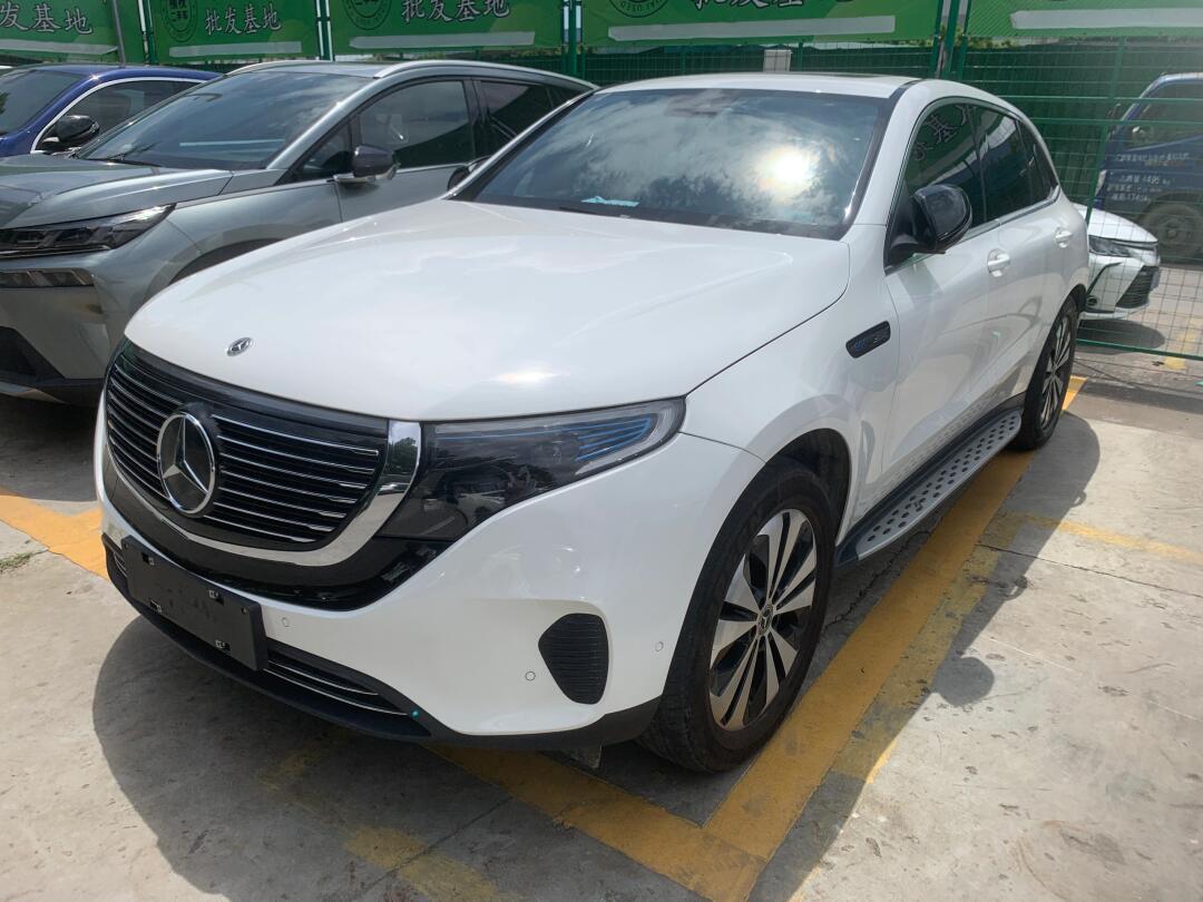 到场一批奔驰glc大哥纯电eqc,指导价57万多,当年落地接近60万的车