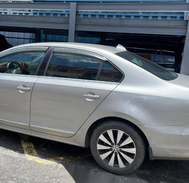 最近看到一辆大众速腾的车主,把一个常见的轿车车尾