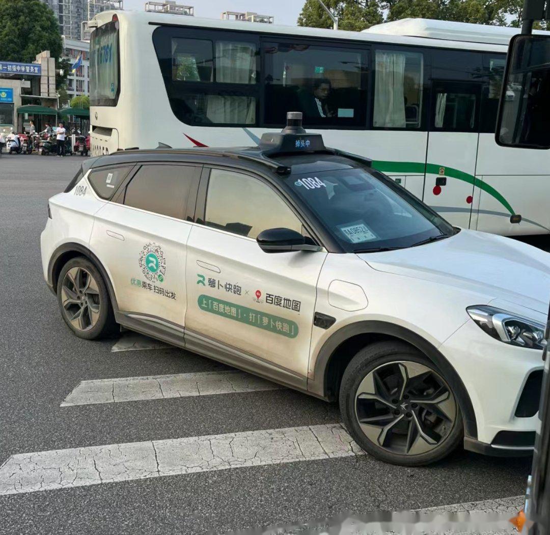 无人驾驶出租车面临多重挑战:技术上需确保复杂路况下的安全稳定性