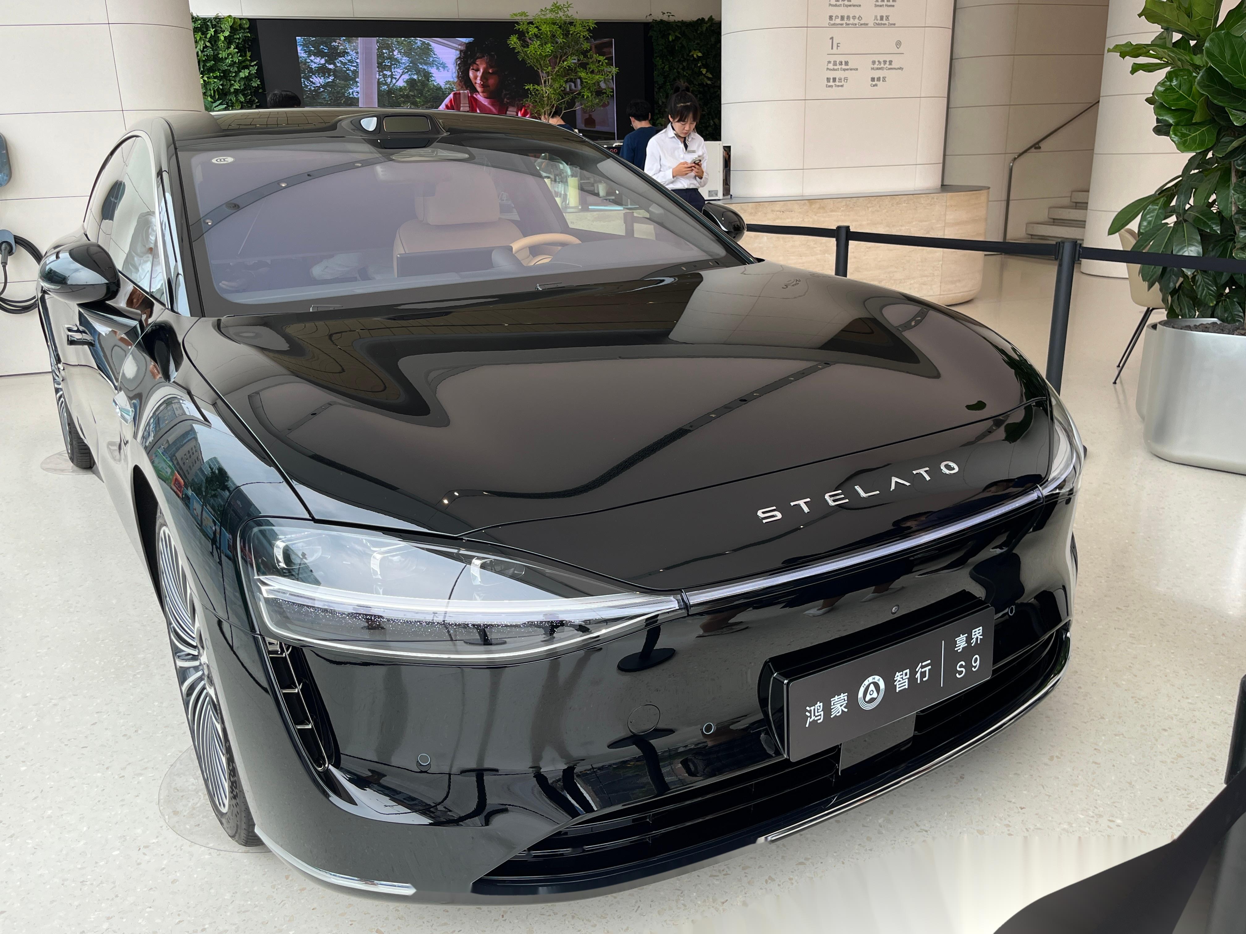 今天去北京王府井华为旗舰店看了享界s9,来聊聊这车 首先从外观气场上