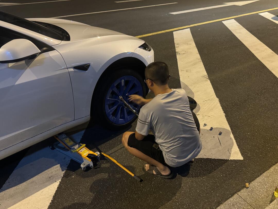 特斯拉轮胎扎钉子深夜等救援_汽车杂谈社区_易车社区