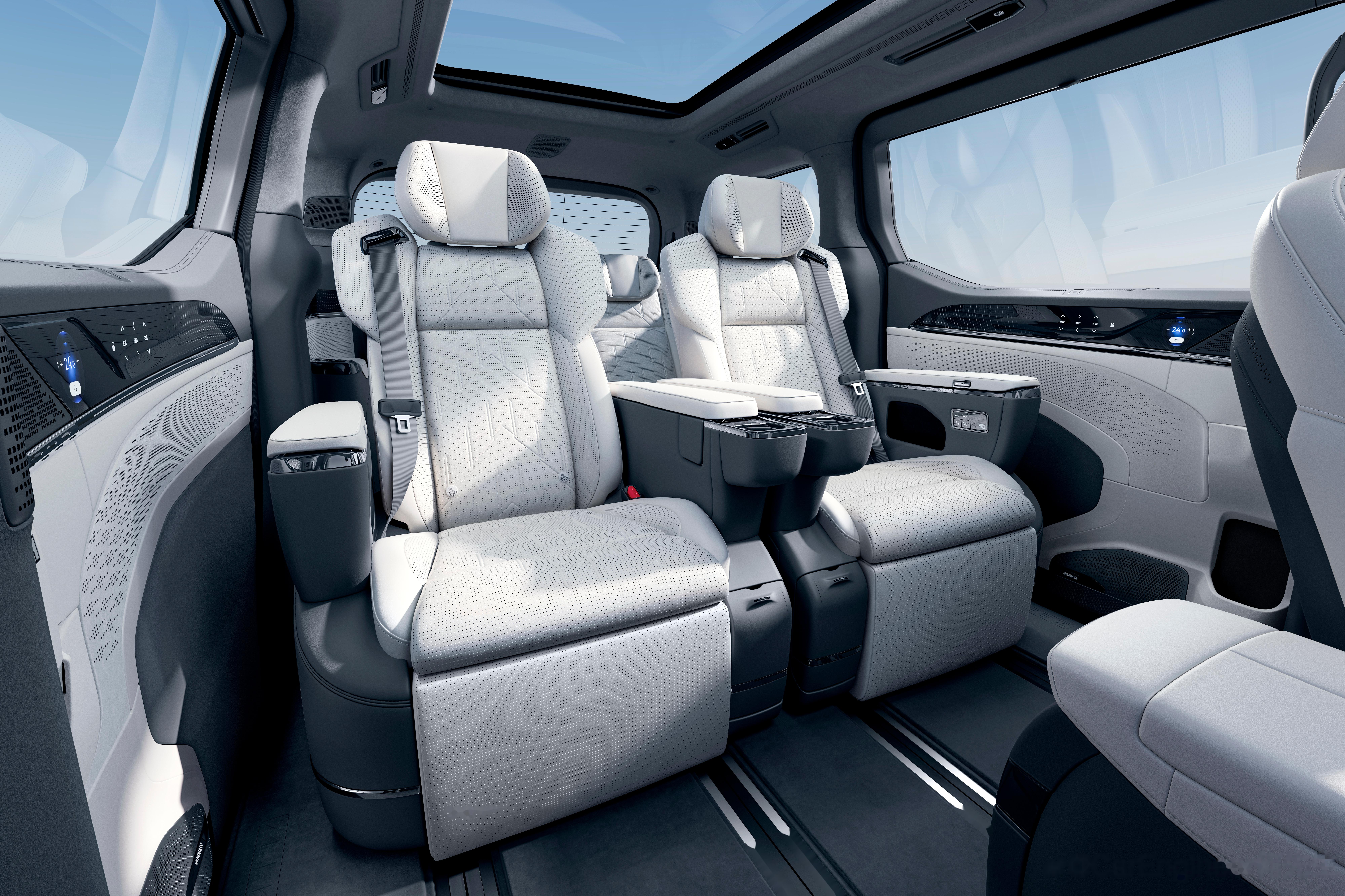 全新极氪009即将香港上市,目前009都是6座和4座版本的光辉.