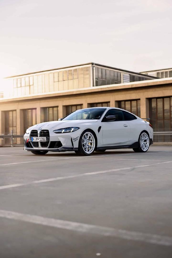 新款宝马m4的mpp 我比较喜欢中出排气 差一个中锁轮毂