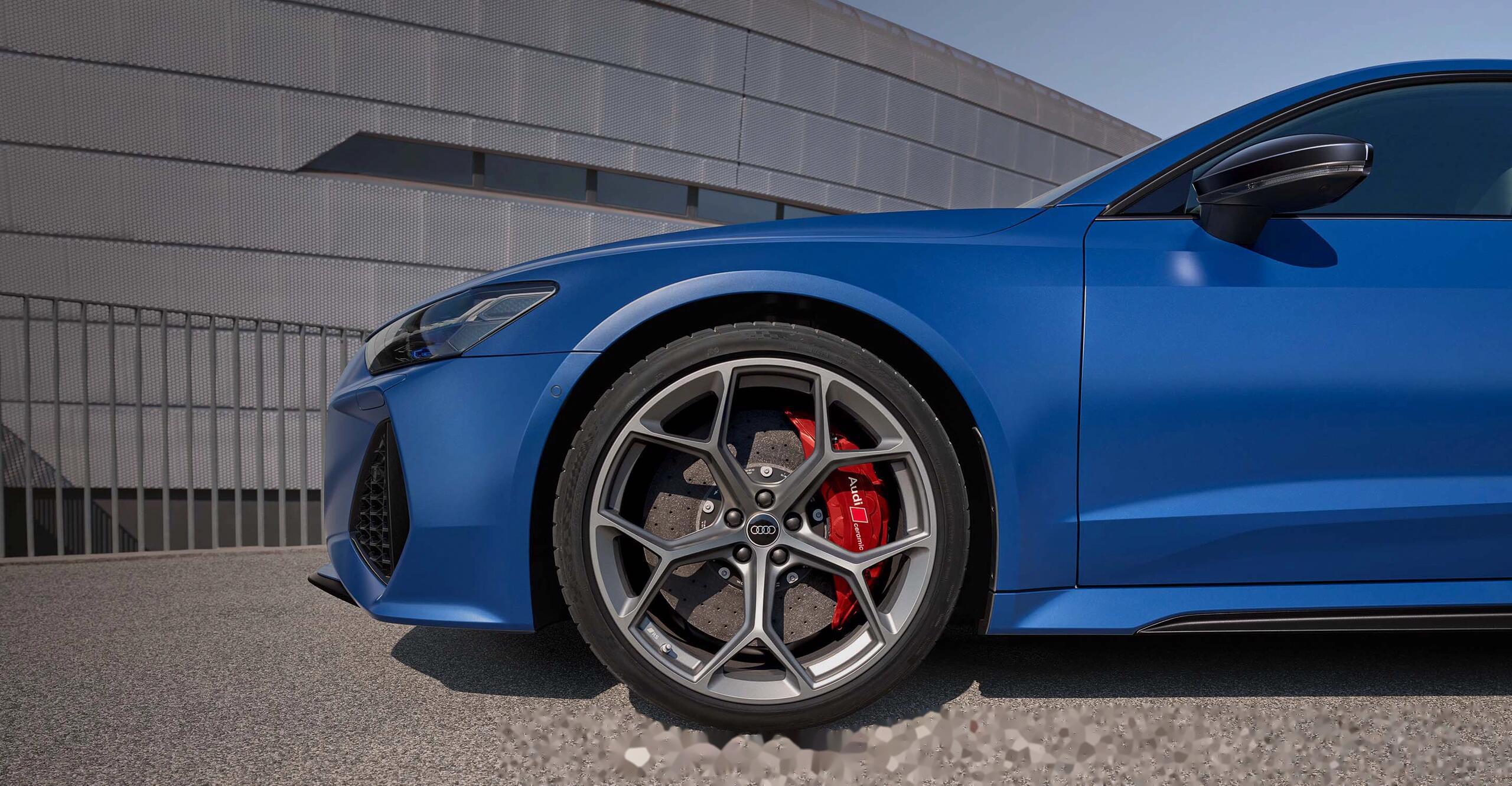 【奥迪rs 7 sportback performance】 采用了21英寸轮辋