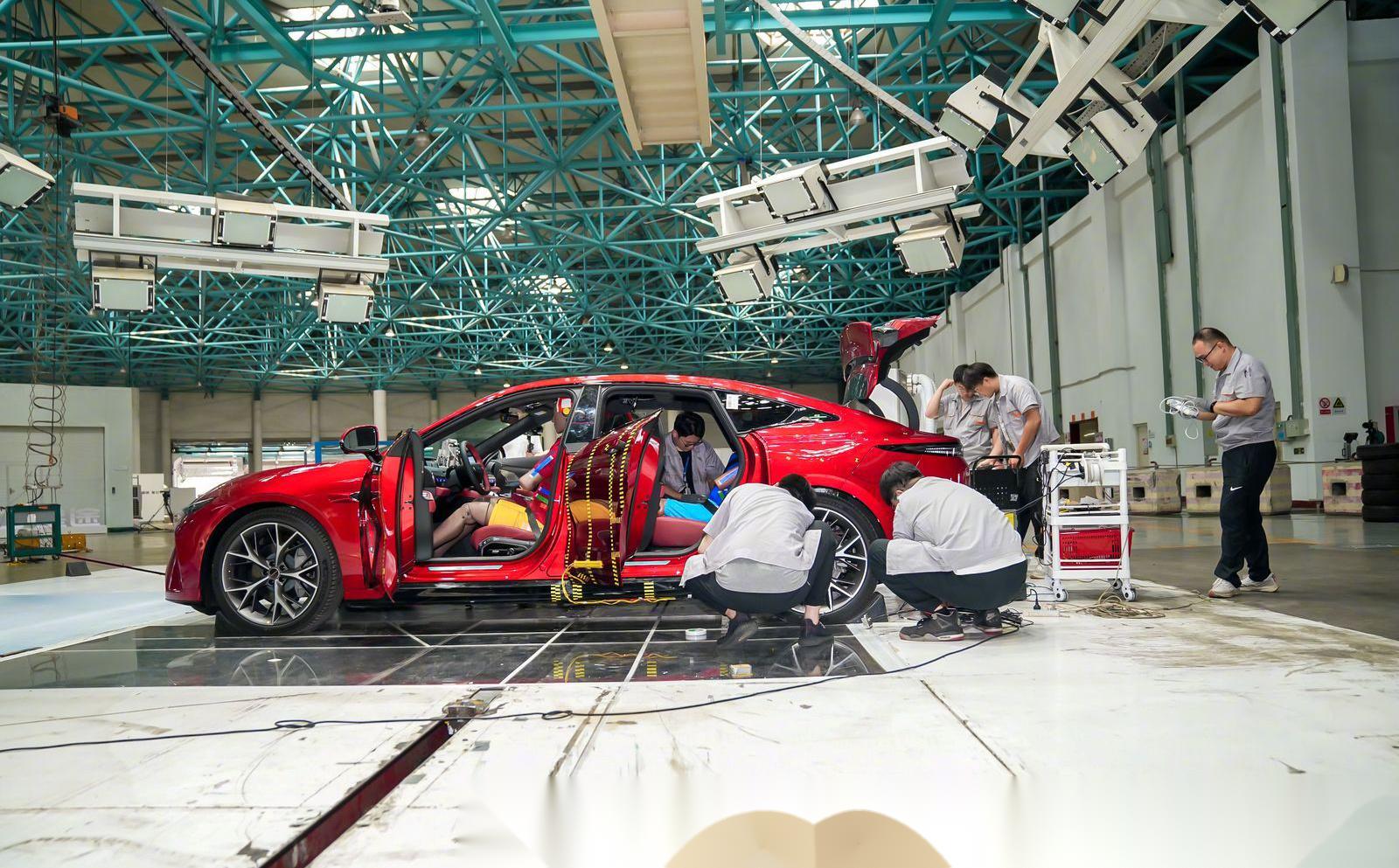 今日奇瑞方面就要做相关碰撞性能测试,假设车的质量为