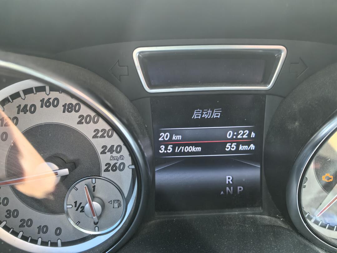 天哪,这竟然是奔驰的油耗,百公里只有3.5升.