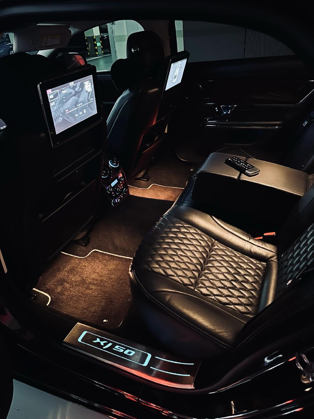 捷豹xj50后排内饰,英伦腔调十足.