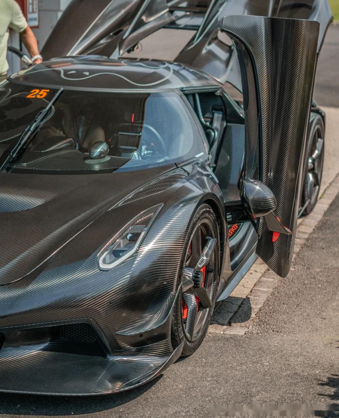 科尼赛克knc裸碳技术:不使用油漆,清漆或其它涂层,碳素件上的薄环氧