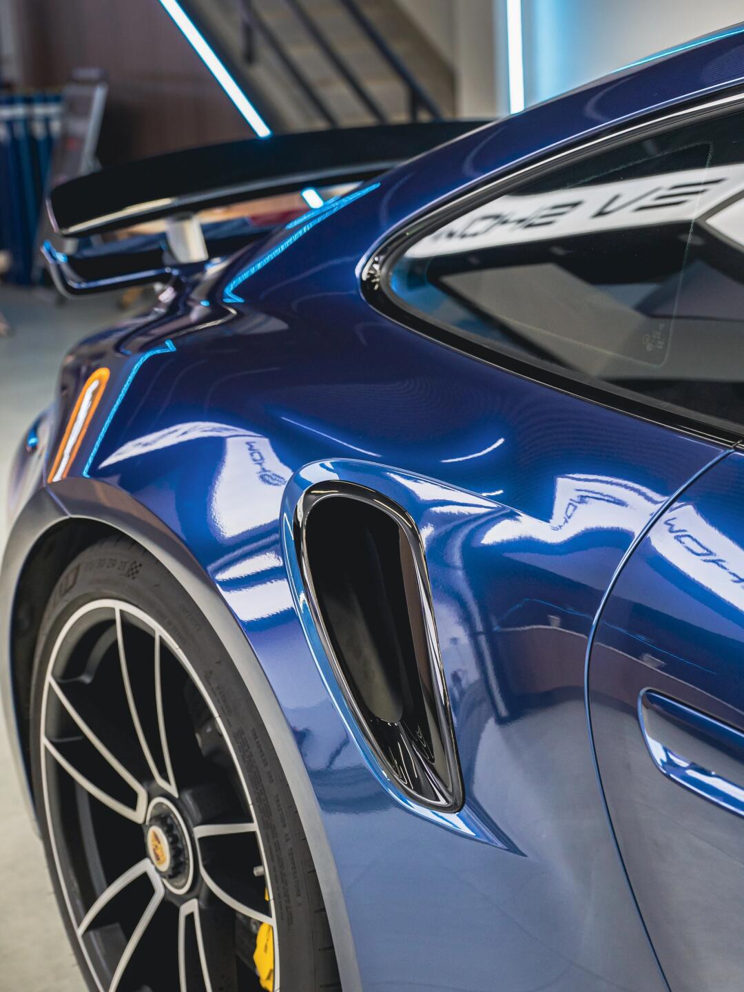 保时捷992turbo s装贴极亮金属深蓝