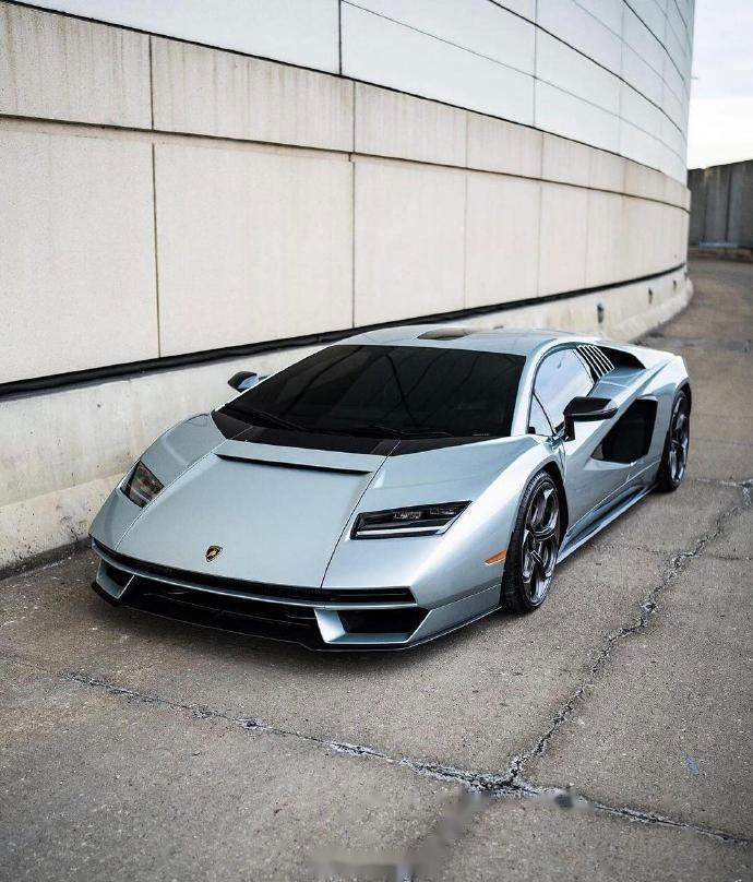 countach(康塔什)是兰博基尼造车史上一款经典的车型,为了纪念这款经