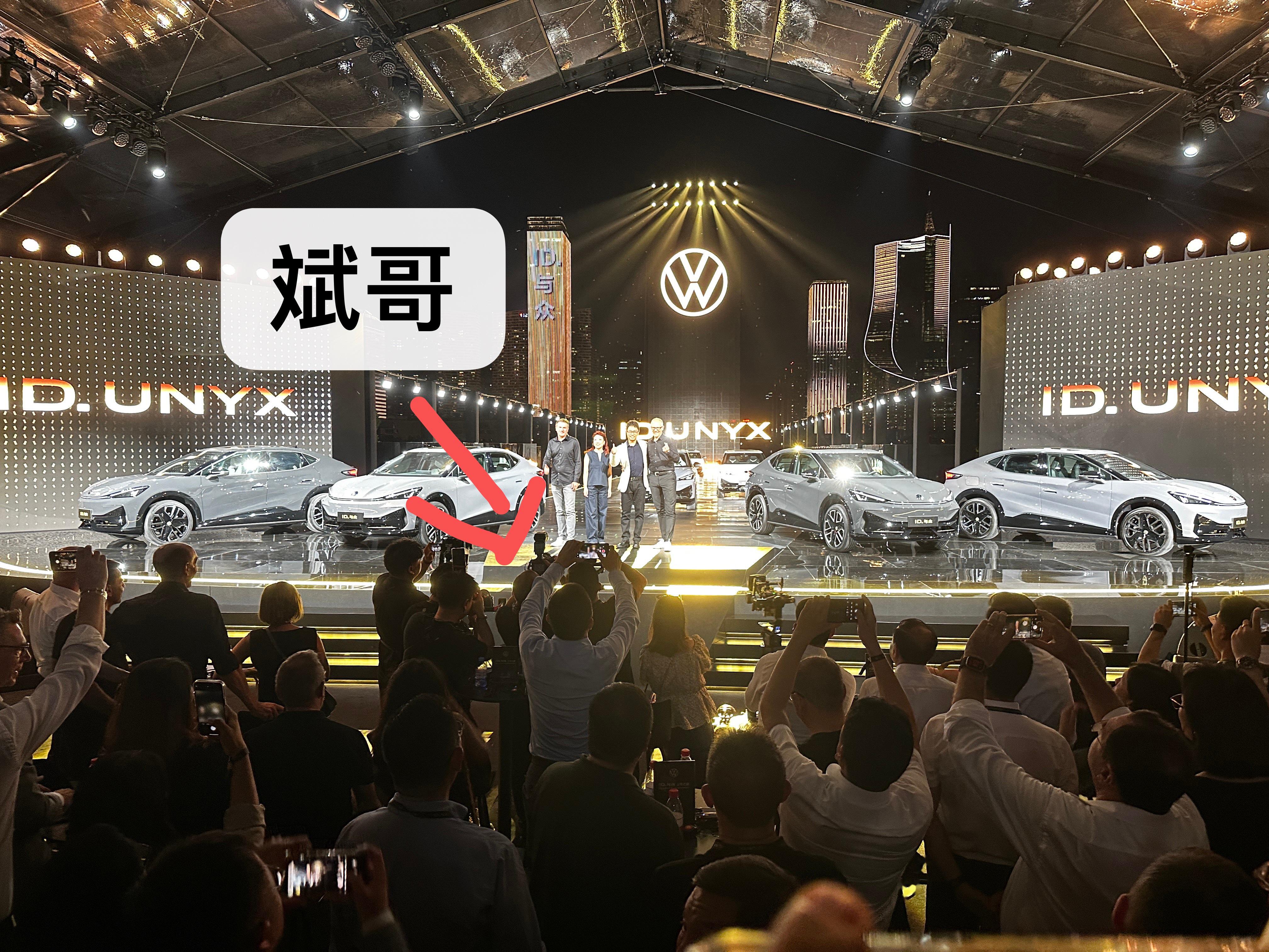 斌哥来了但没上台,反而是当起了摄影师.