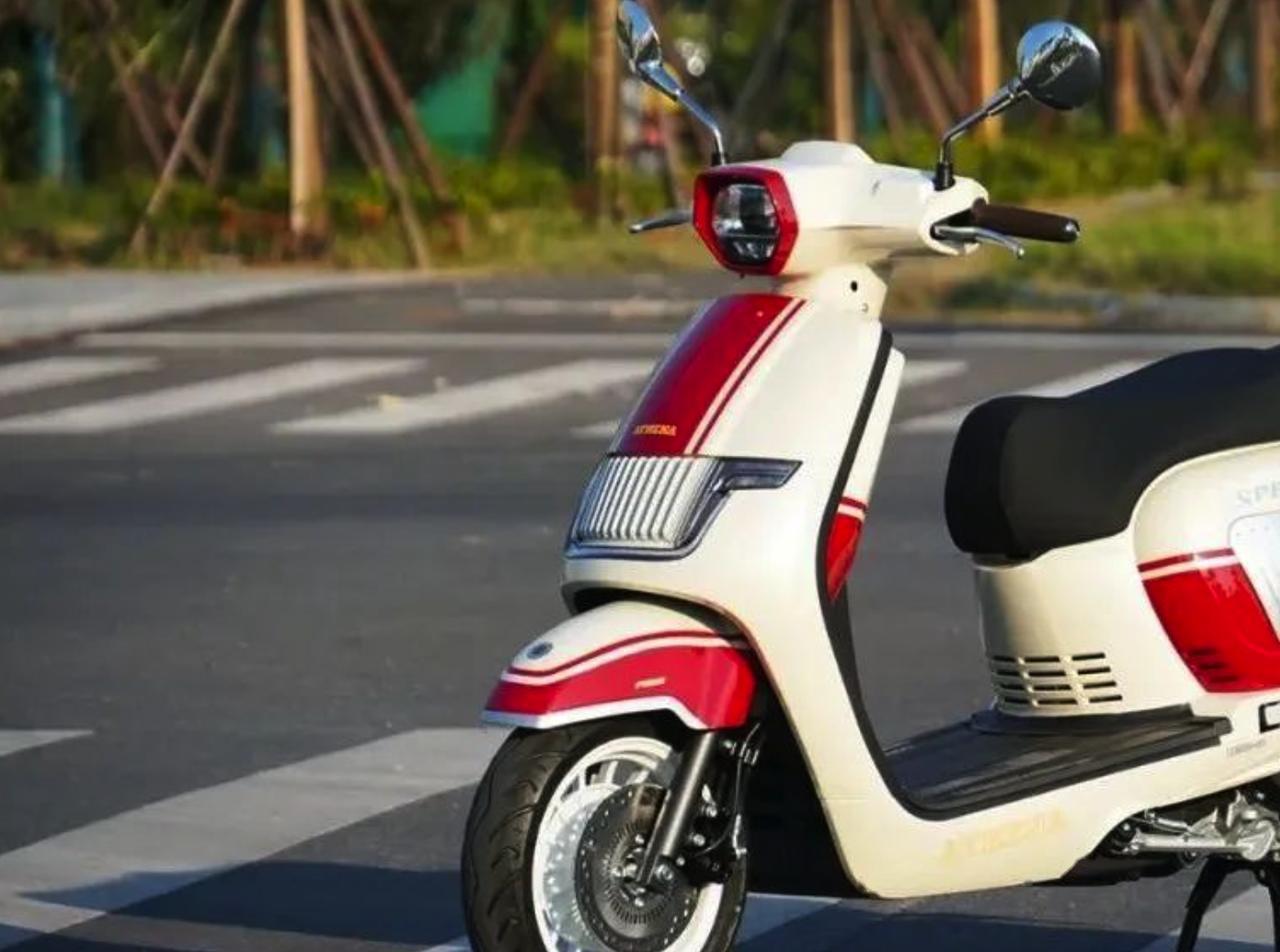 雅典娜女神150是一款售价不足万元的欧式风情踏板车,它拥有浓郁的复古