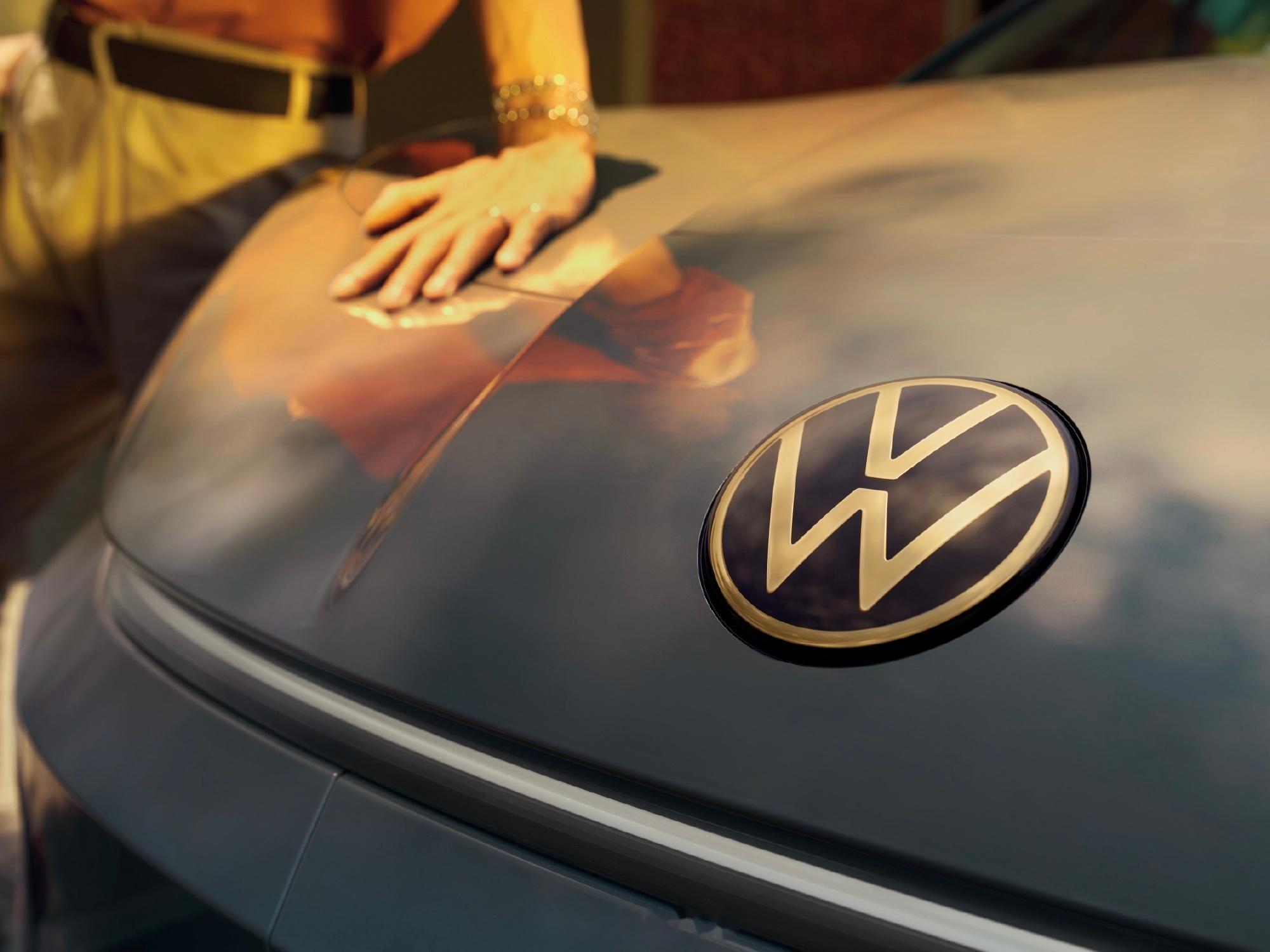 点时成金~ 我觉得吧,大众汽车决定将其logo颜色更改为金色,这