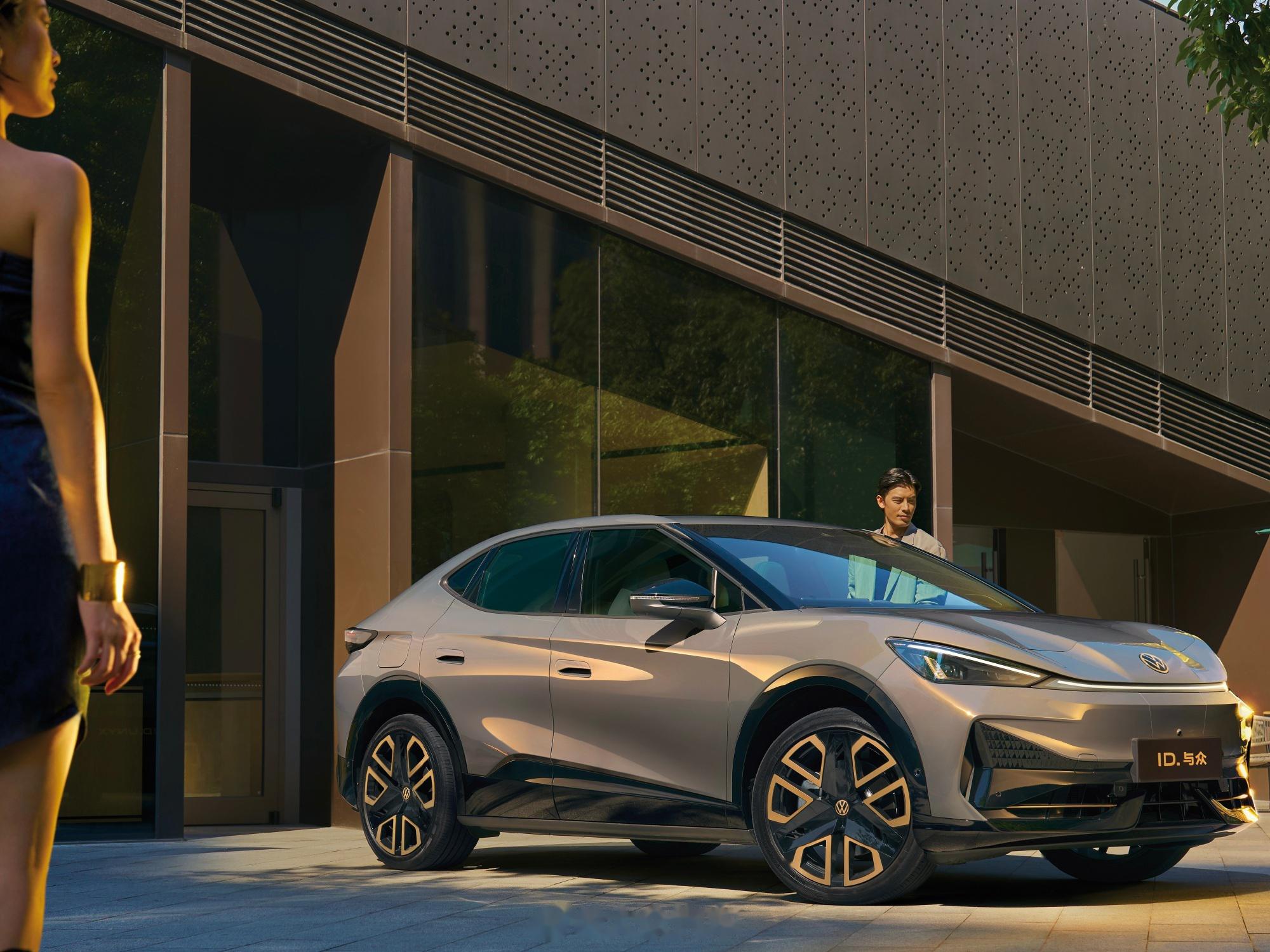 点时成金~ 我觉得吧,大众汽车决定将其logo颜色更改为金色,这