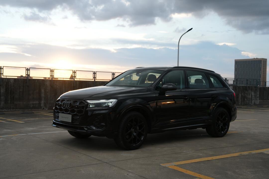 97全新奥迪q7五座版来袭!霸气黑武士07
