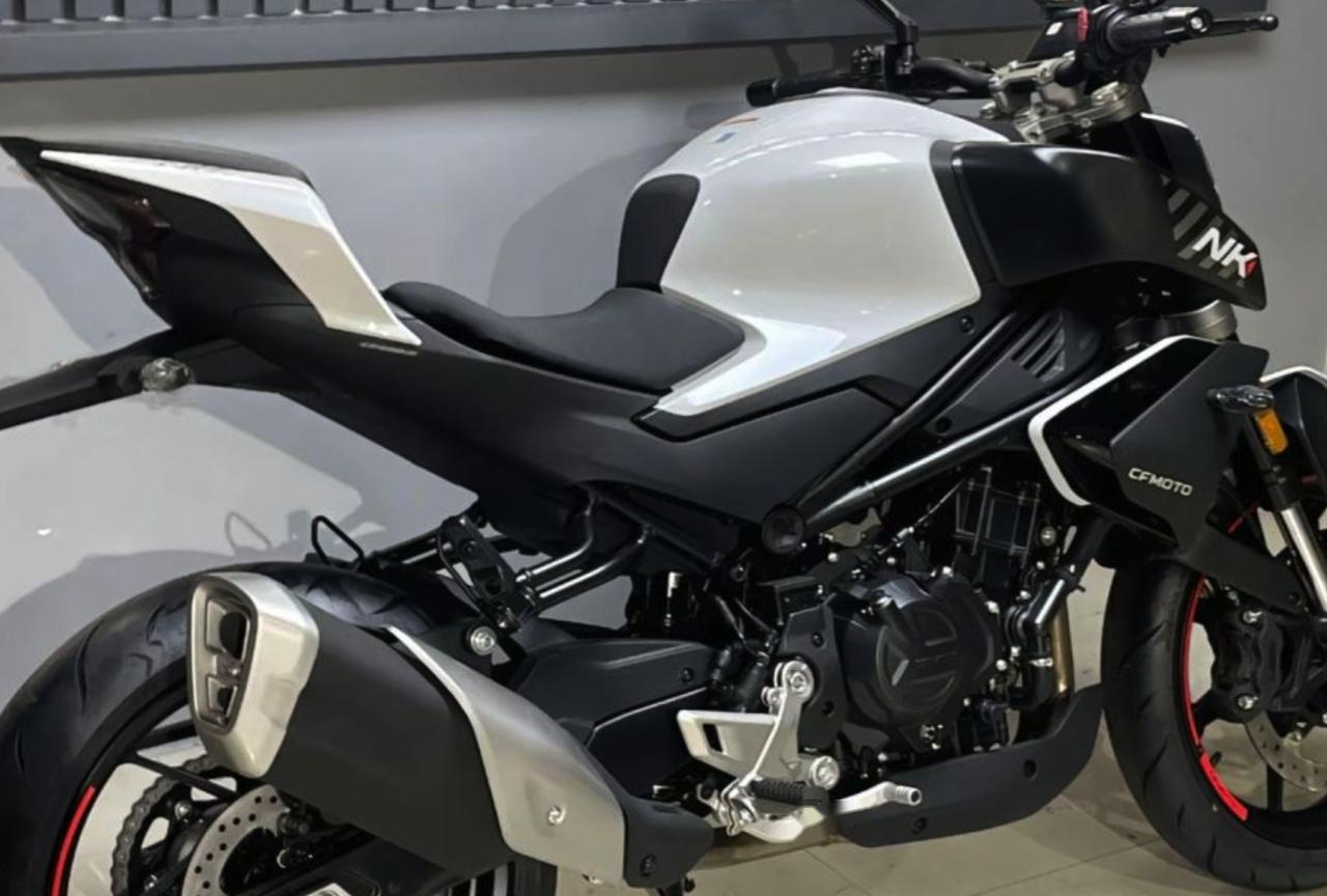 春风450nk是一款性价比极高的中排量街车,售价仅为26880元,却拥有着