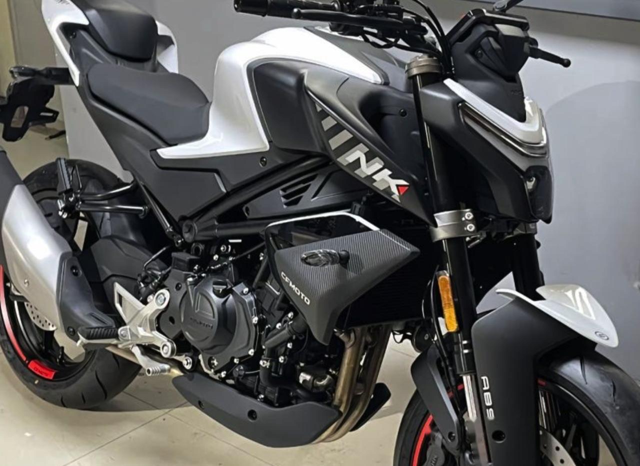 春风450nk是一款性价比极高的中排量街车,售价仅为26880元,却拥有着