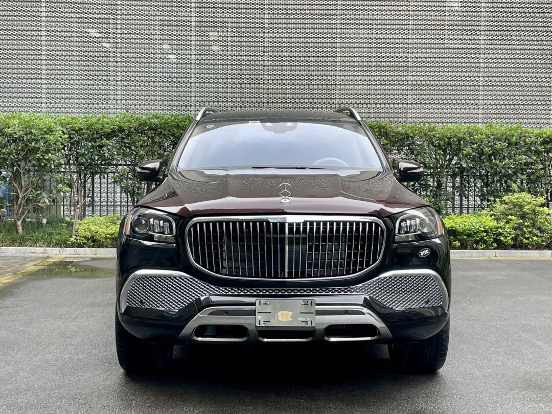 奔驰迈巴赫gls600黑/红双拼 玛奇朵米