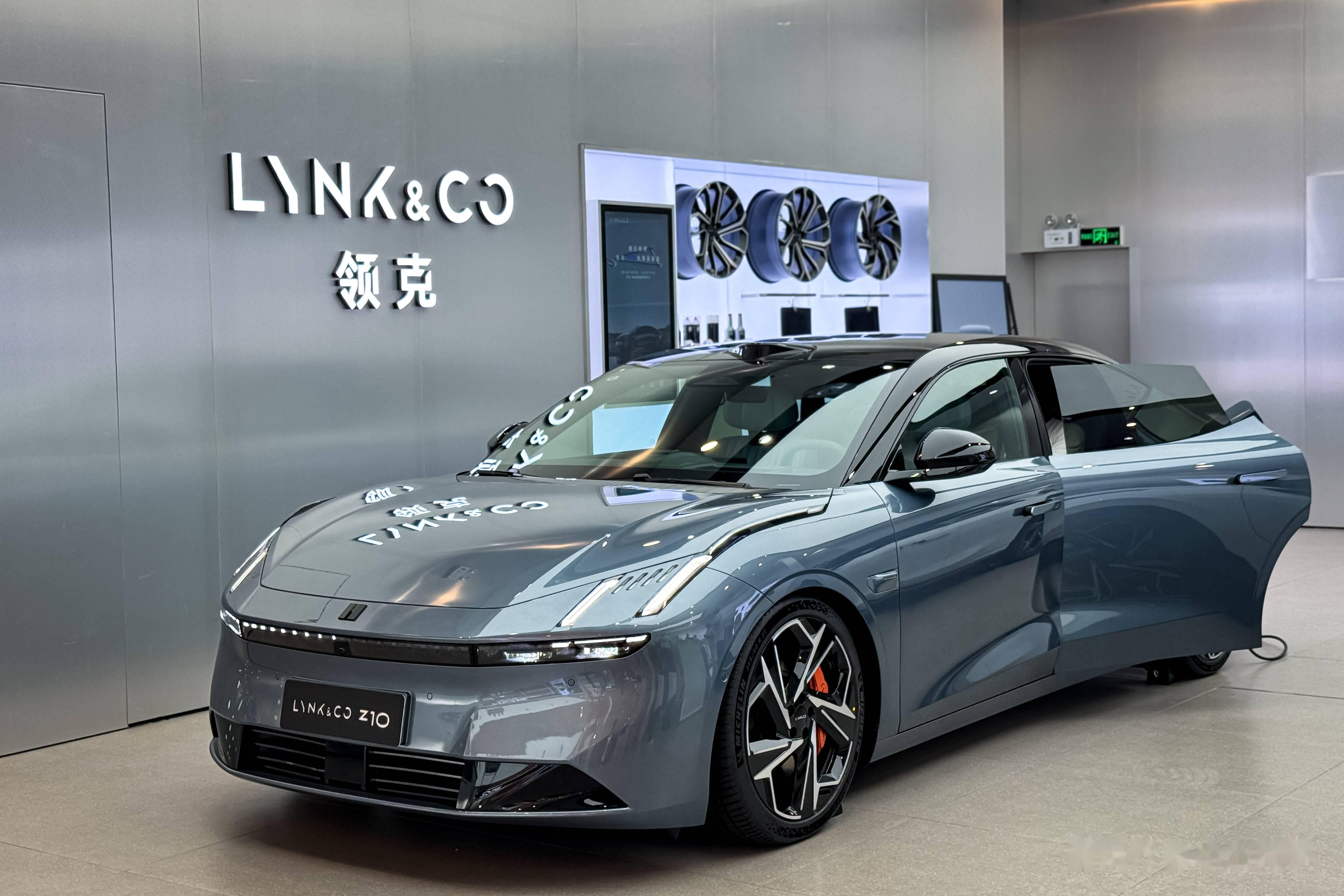 来领克新能源展厅看看领克 z10 展车,大家感兴趣的还是抽空看看实车