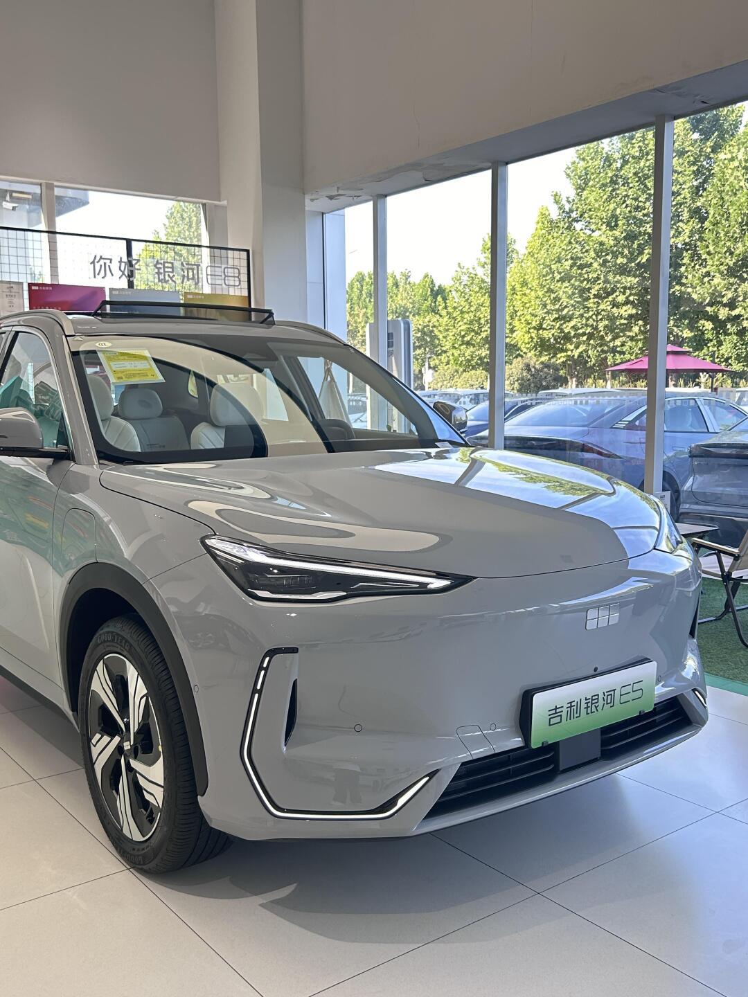 吉利银河e5可以说是美的低调内敛但是又不失风范.