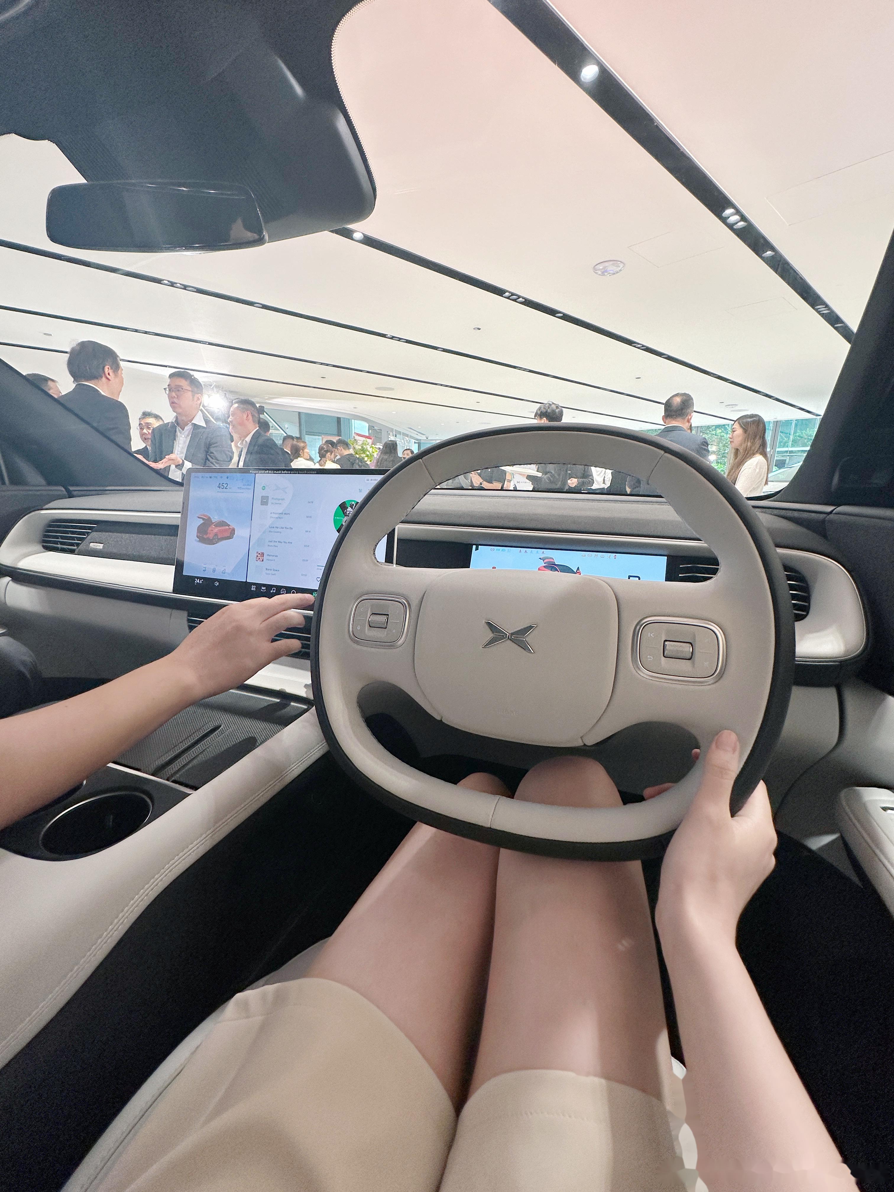 图片没做镜像处理哦,方向盘就是在右边