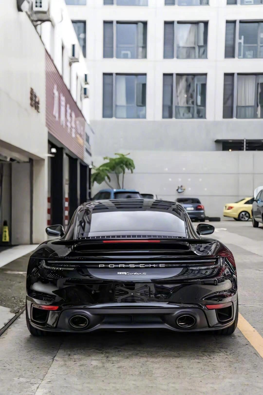 代号992的保时捷911外观设计细节满满,有着辨识度更高的前脸