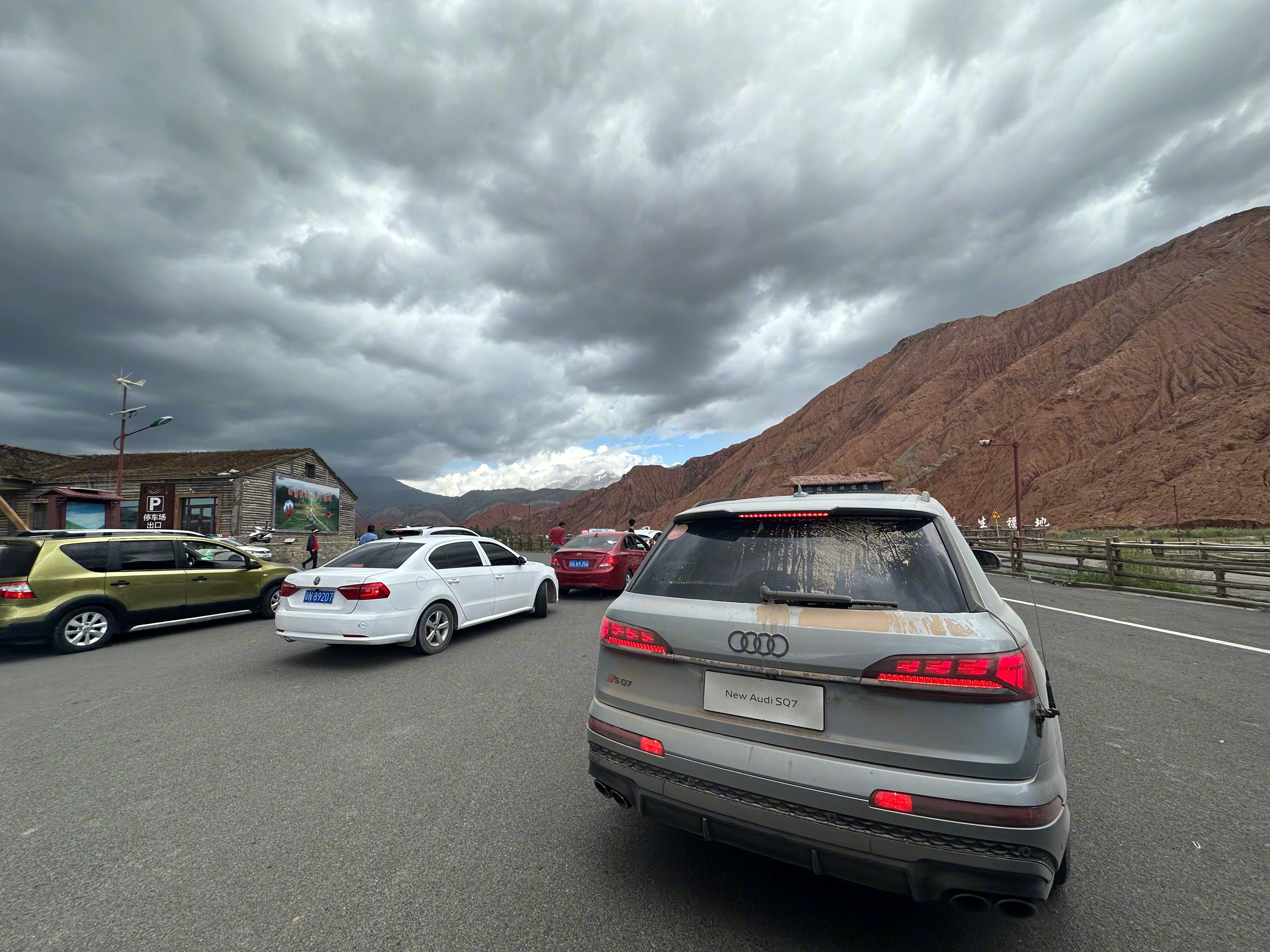 今天,同事和奥迪q8共同穿越沙漠戈壁,试驾下来同事和我说"尽情踩下