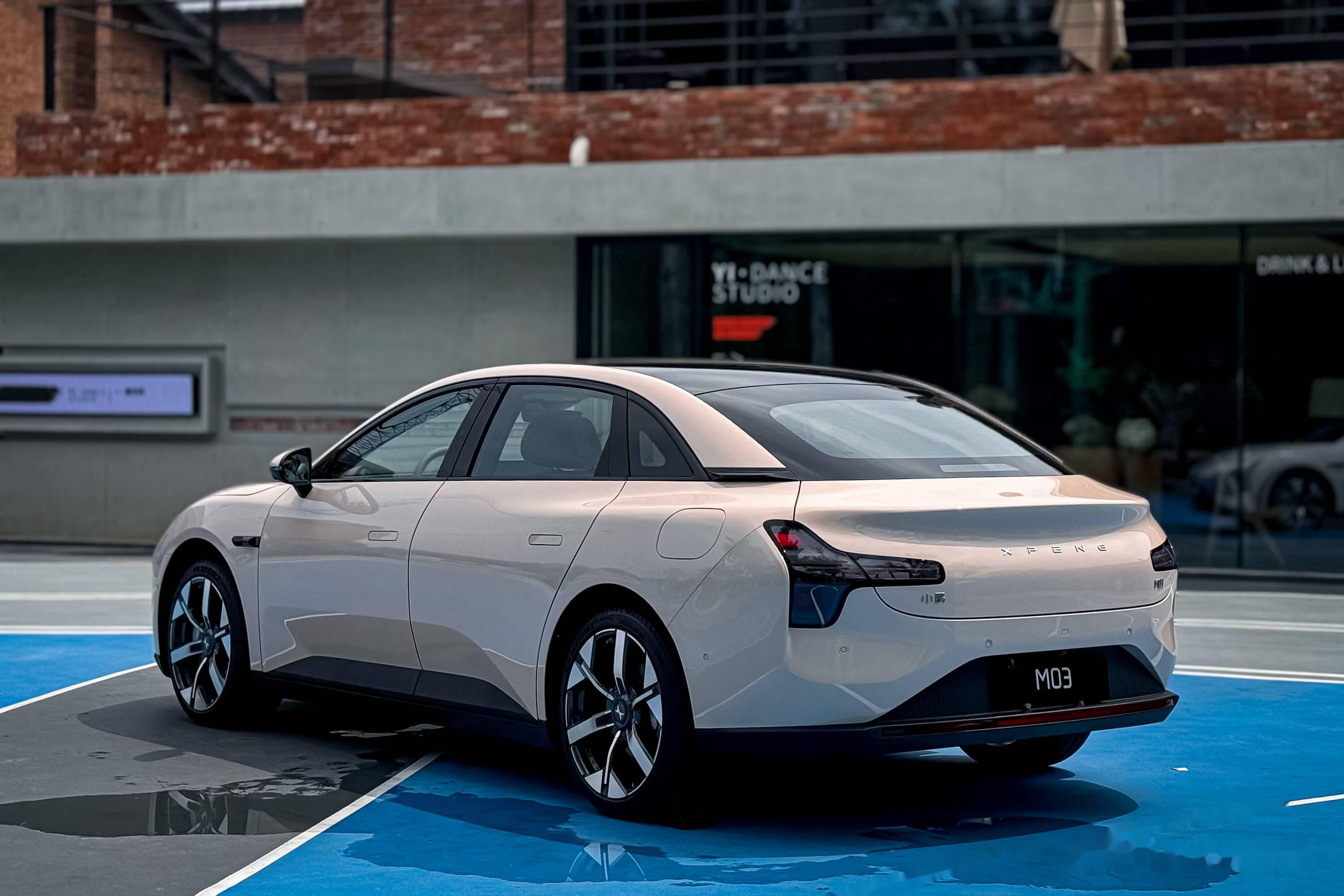 不知道谁发了一组小鹏 mona m03 室外实拍图.