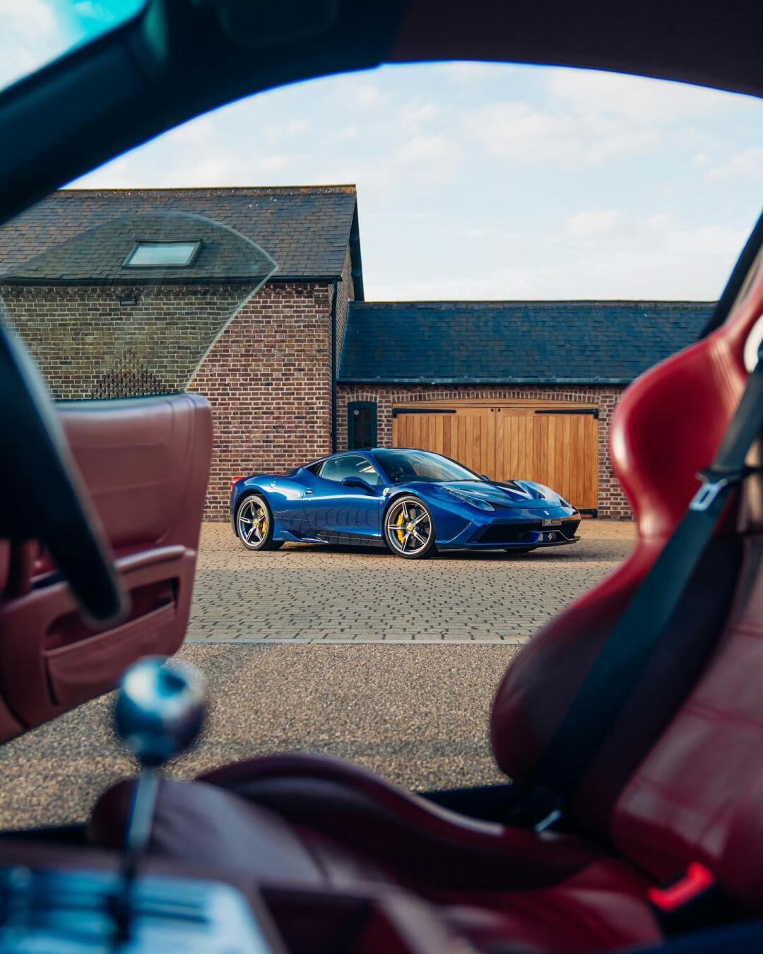 最近和车友聊的最多的就是法拉利458