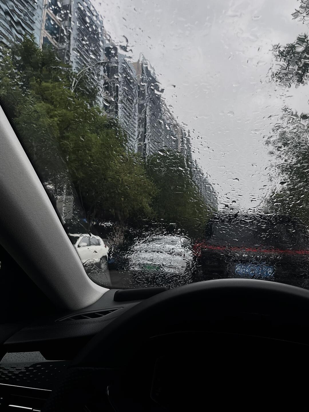 车内看外面下雨图片图片