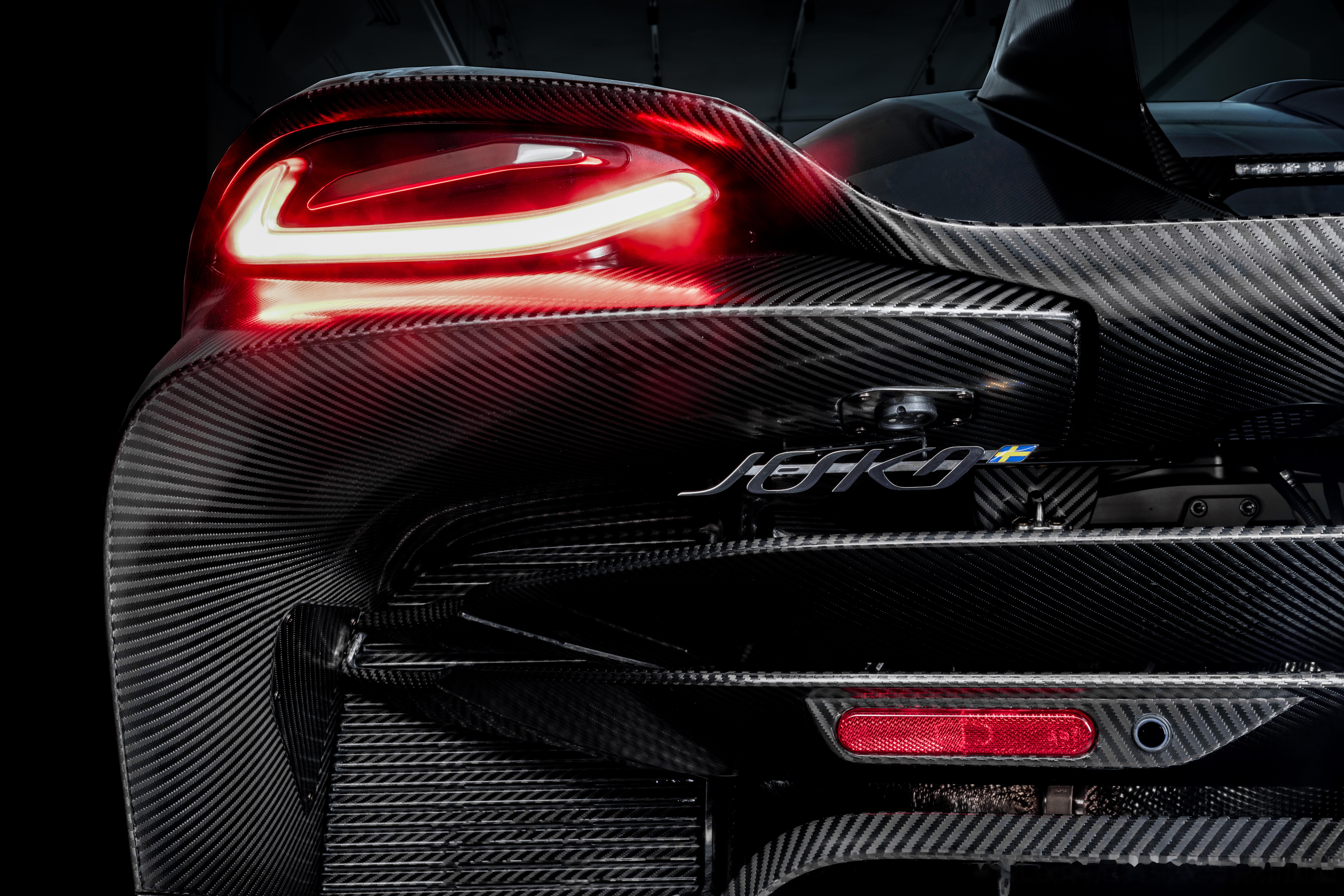 陆地火箭jesko absolut 搭载可爆发出1,600马力的双涡轮增压v8发