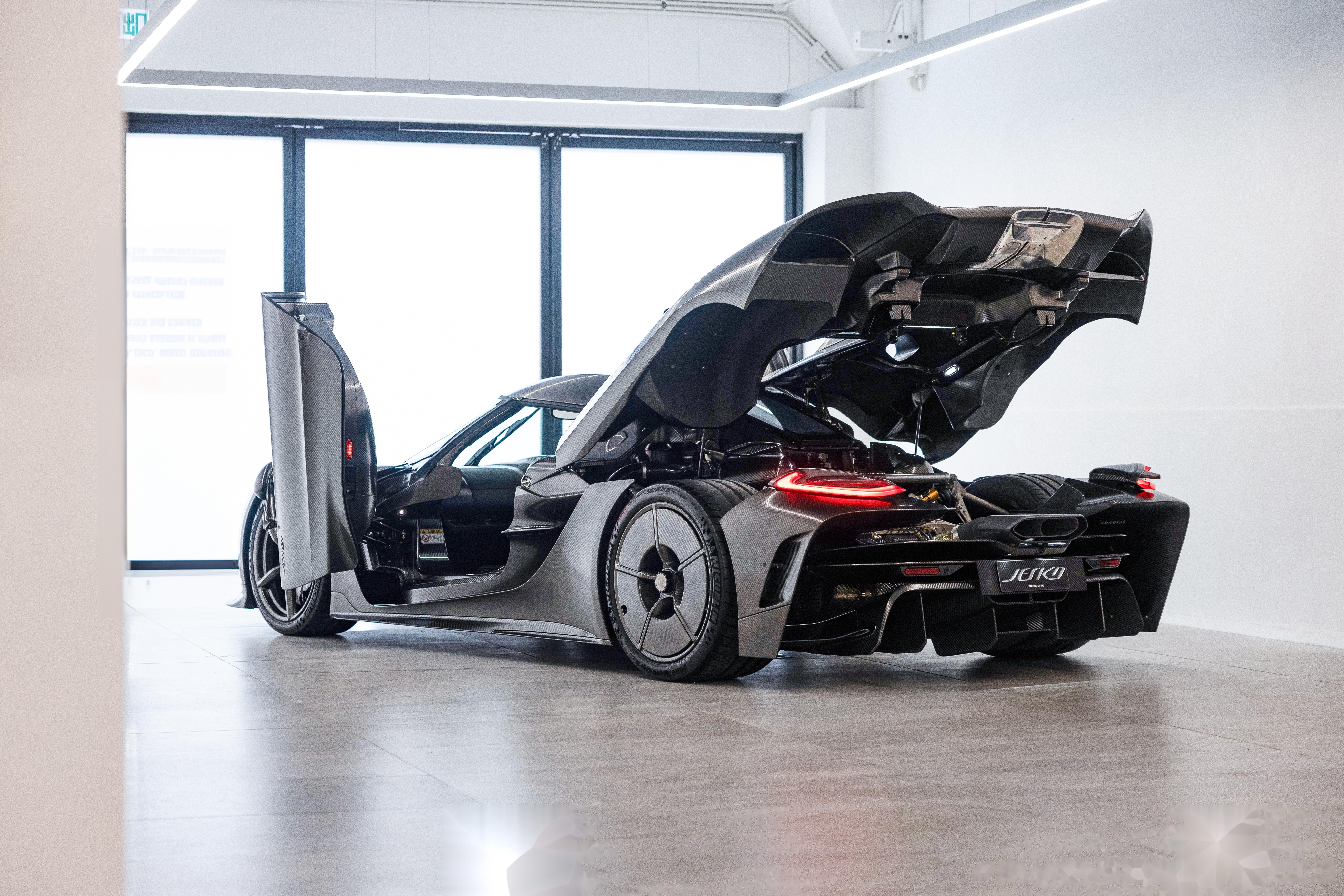 陆地火箭jesko absolut 搭载可爆发出1,600马力的双涡轮增压v8发