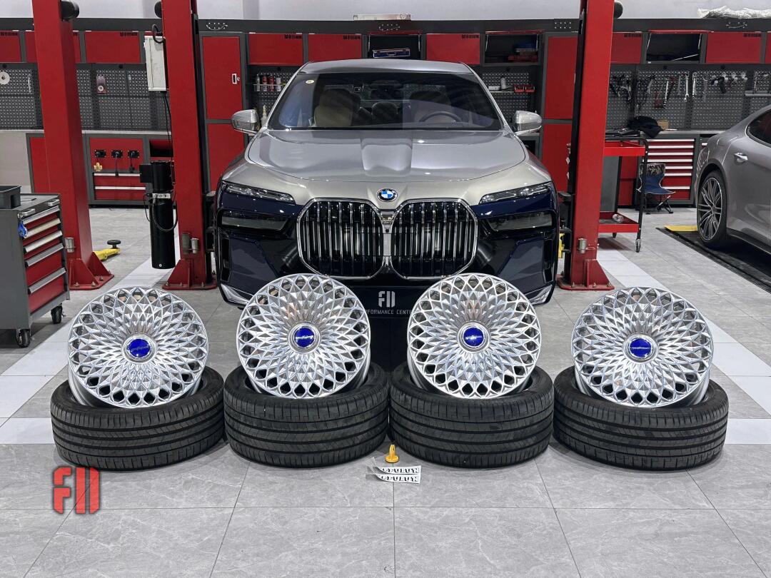 某音乐人的宝马7系换套小轮毂