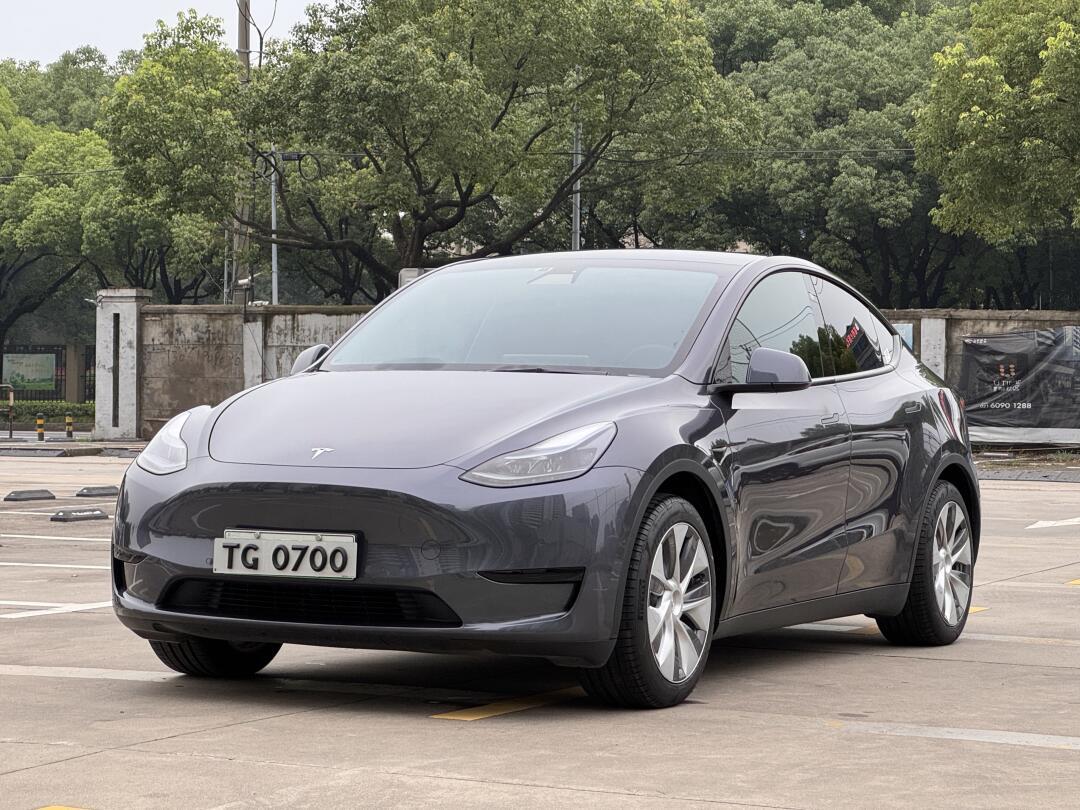 特斯拉 model y 2022款改款后轮驱动版,是一款高性能的电动suv,主要