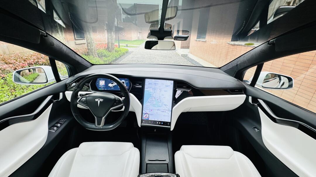 特斯拉model x 2019款model x长续航版是一款高性能的纯电动suv