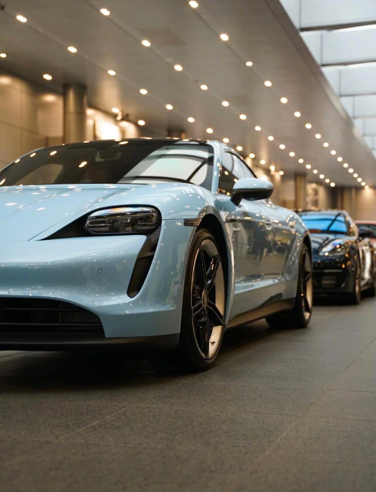 保时捷冰晶蓝taycan 一眼沦陷06 淡淡蓝晕 冰洁透亮 优雅永不过时