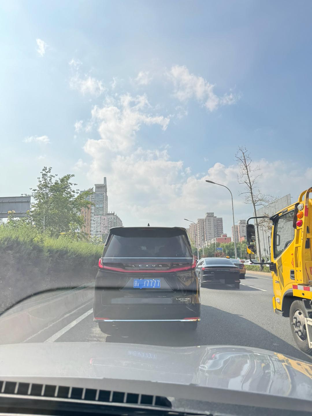 路上偶遇新款雷尔法 看车牌应该是京城最牛x的雷尔法了