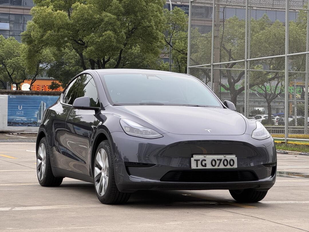 特斯拉 model y 2022款改款后轮驱动版,是一款高性能的电动suv,主要