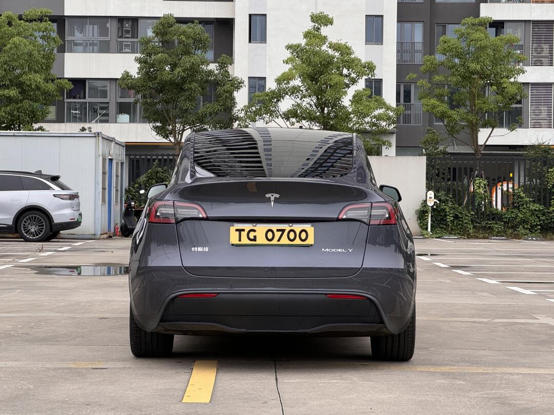 特斯拉 model y 2022款改款后轮驱动版,是一款高性能的电动suv,主要