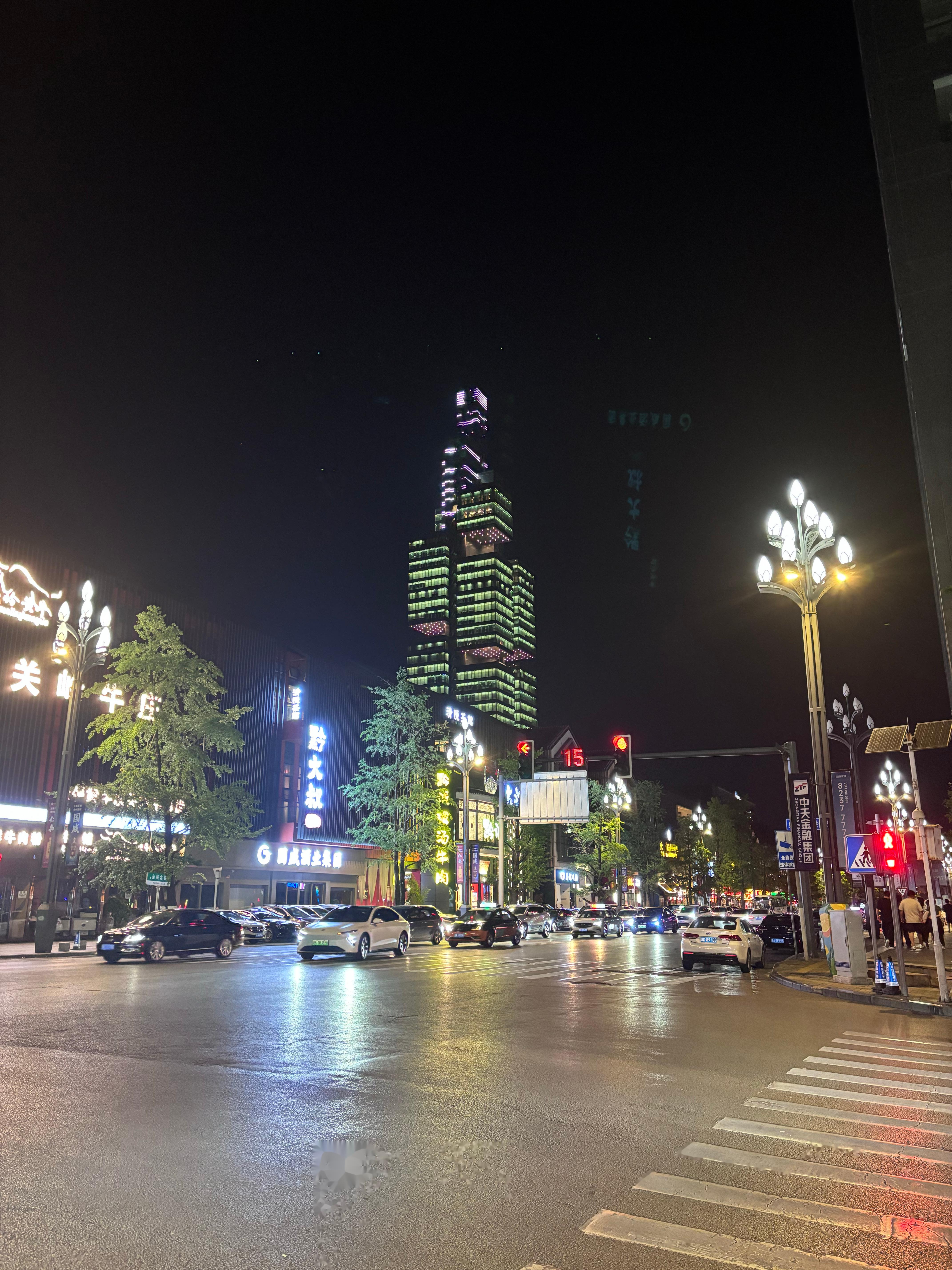 这两天在贵阳出差,给我印象最深的就是这个楼,贵阳的中天201大厦,高