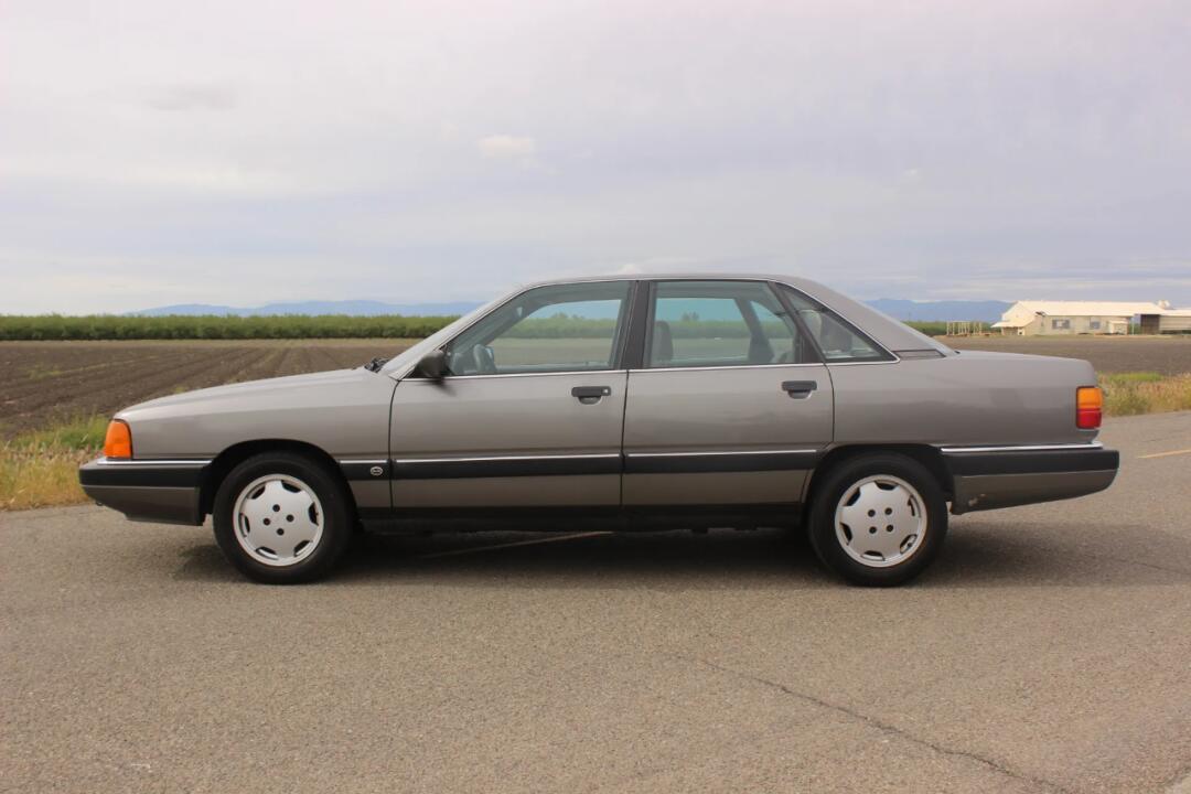 一代传奇官车起源 1989年款奥迪100