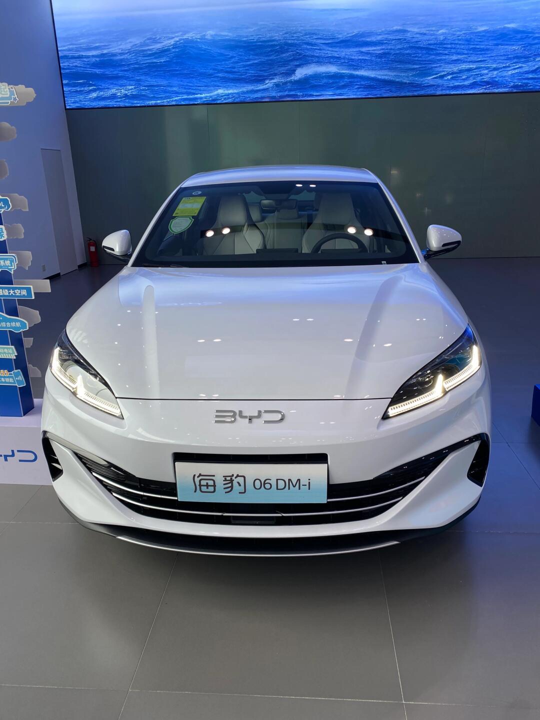 今天去安庆比亚迪海洋网4s店看了海豹06油电混合的车子,外观很漂亮