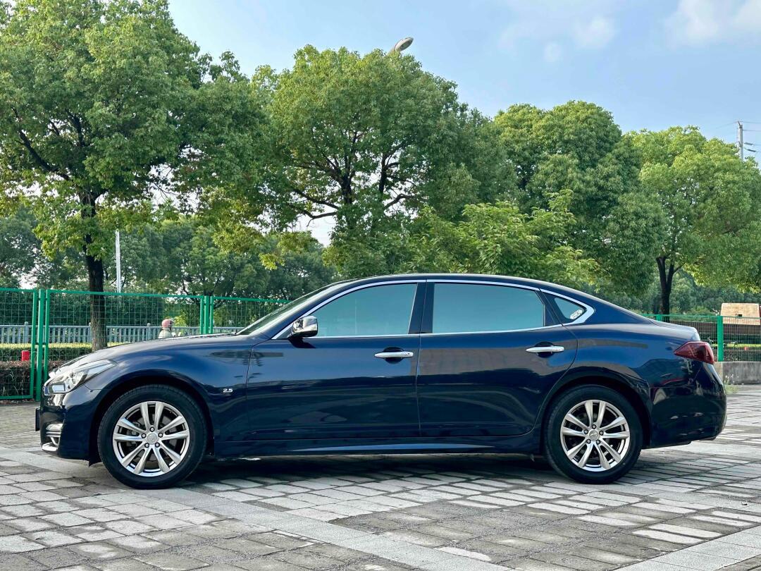 英菲尼迪 q70 2015 款 q70l 25l 精英版:豪华座驾,尊荣之选