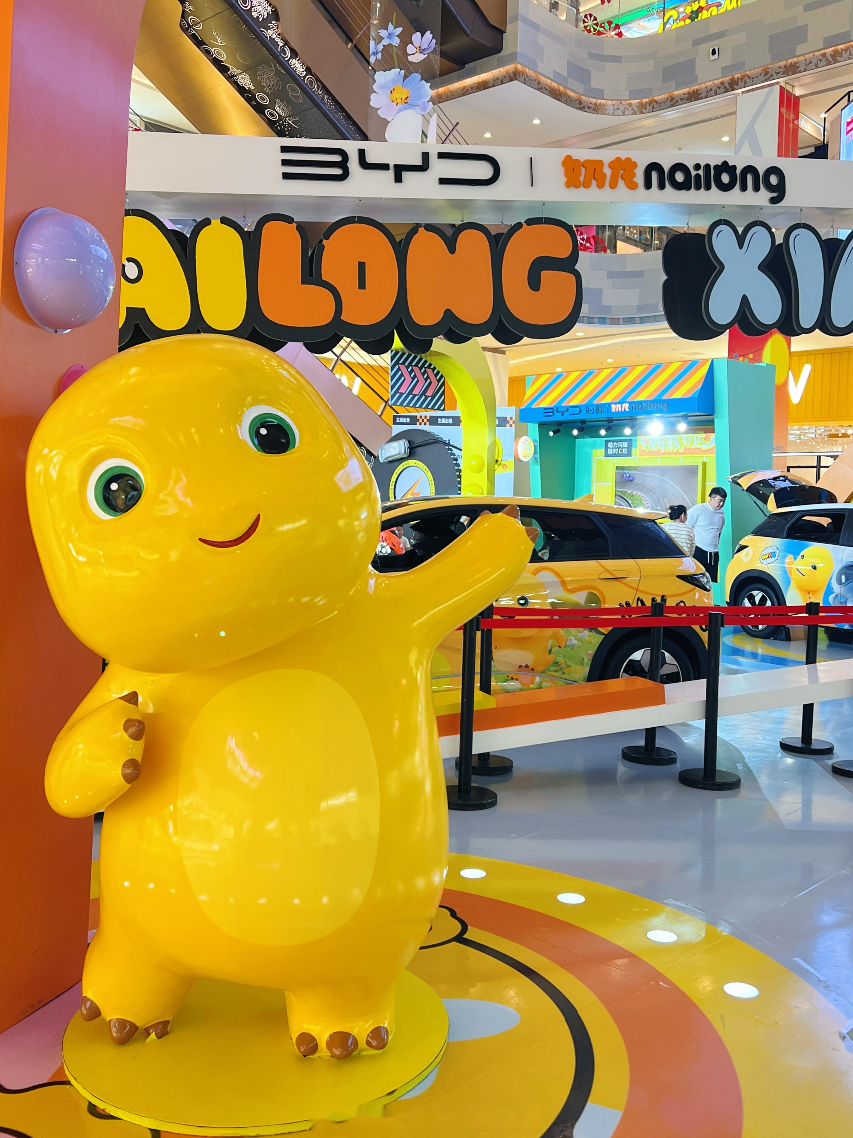 海豚公主与奶龙小可爱跨界合作 少女心爆棚 逛街偶遇到奶龙公主的梦幻