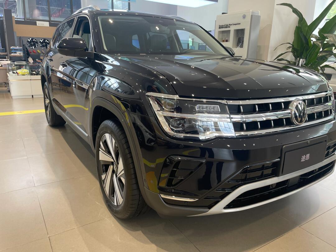 大众途昂是一款中大型 suv,具有以下特点: ● 外观:造型硬朗大气,车身