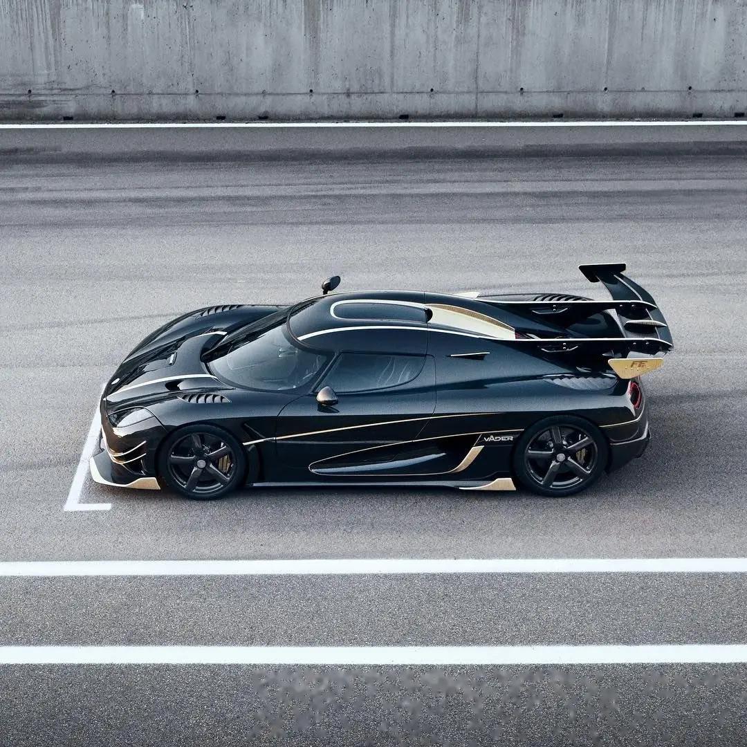 科尼赛克的外观设计充满了北欧的简约美学,流线型的车身让人一见倾心.