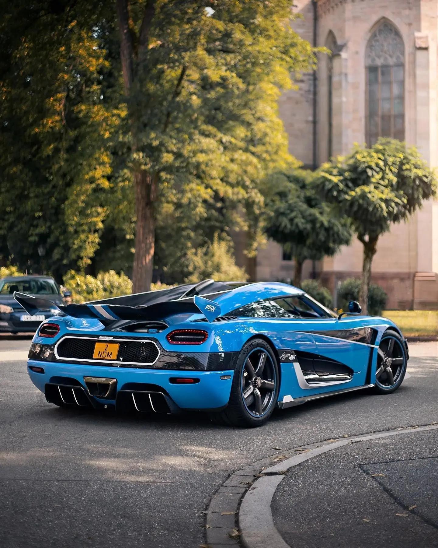 科尼赛克的外观设计充满了北欧的简约美学,流线型的车身让人一见倾心.