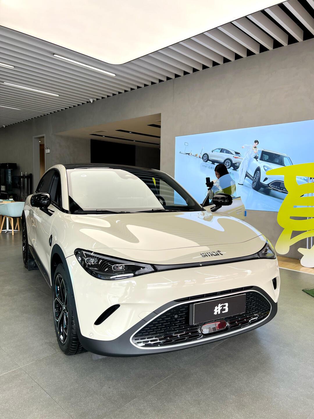 00后软妹人生第一辆车 甜酷出行smart07